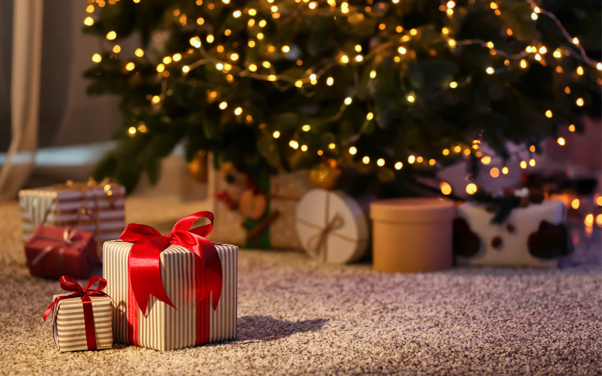 christmas_tree_presents_1920px_1200px