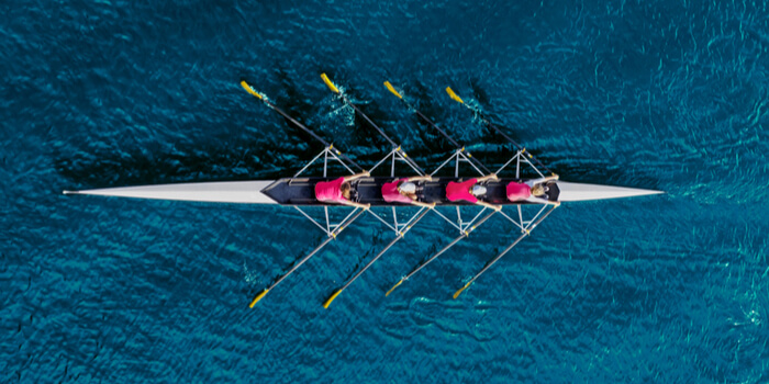 featured-team-teambuilding-rowing-water-w700h350