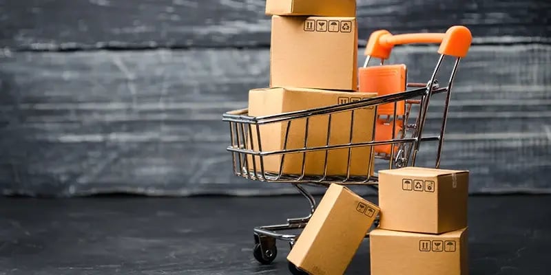 Ein Einkaufswagen ist mit Paketen gefüllt