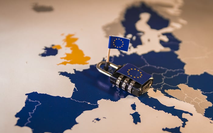 Eine Europaflagge steckt auf einer Europakarte.