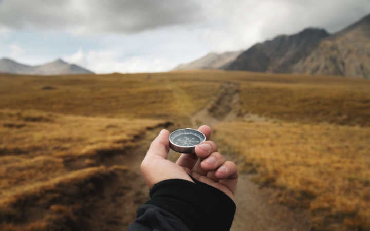 Buyers Journey: Eine Person hält einen Kompass in der Hand.