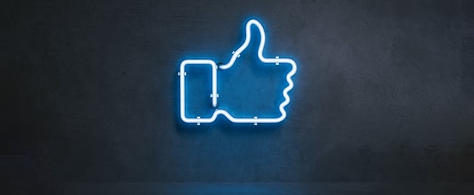 Beleuchtetes Gefällt-mir-Symbol von Facebook.