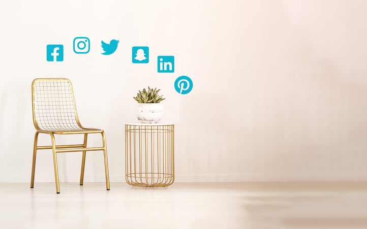 Ein Stuhl steht in einem Rau. Darüber sind Symbole der Social-Media-Plattformen zu sehen (Facebook, Instagram, Twitter, Snapchat, LinkedIn & Pinterest)