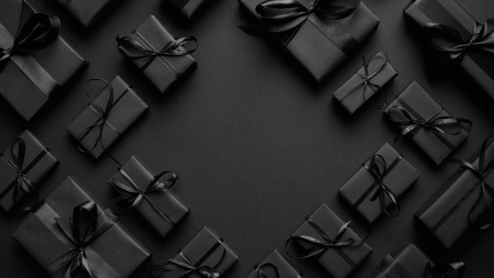Geschenke in einer schwarzen Verpackung.