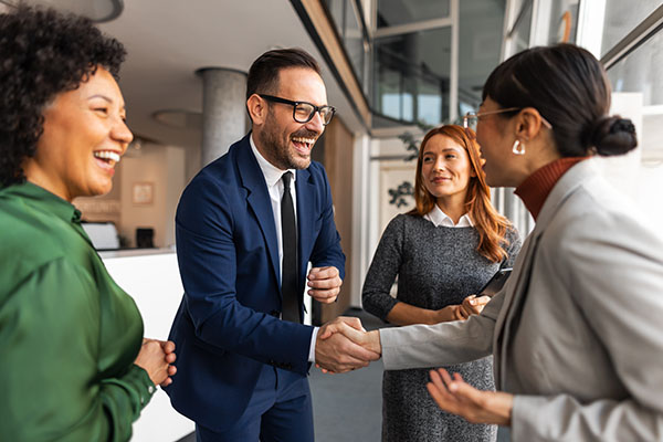 Menschen schütteln sich die Hände.