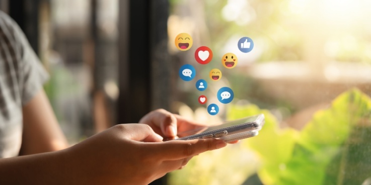 Ein Smartphone mit Emoticons