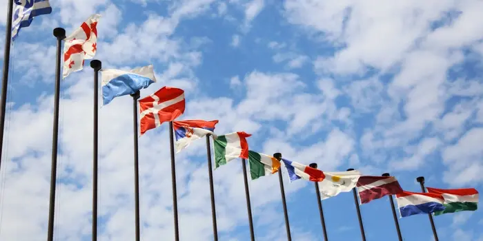 Im Wind wehende Flaggen verschiedener Länder