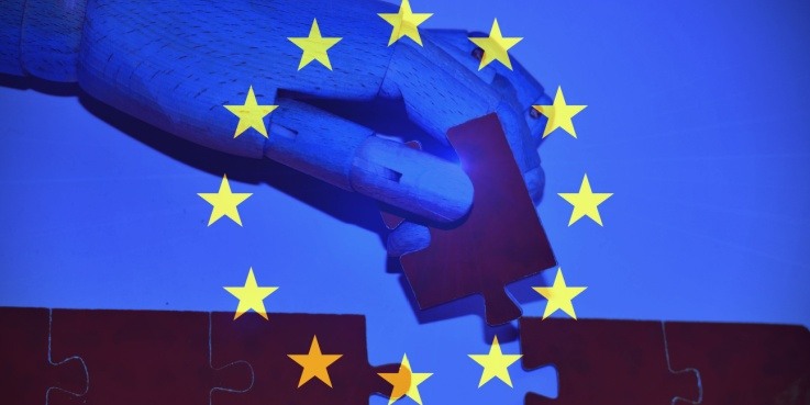 Roboterhand vor EU-Flagge symbolisiert die KI-Verordnung der EU.