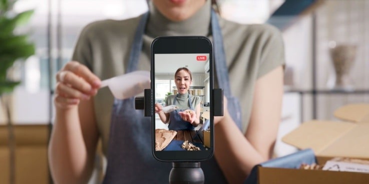 Eine Frau präsentiert ein Angebot auf TikTok.