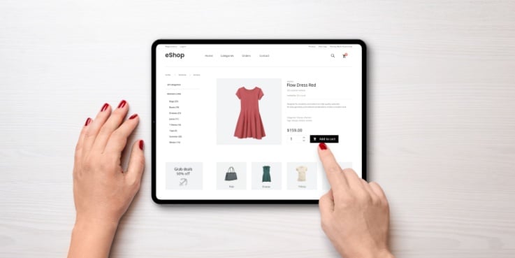 Eine Frau kauft online ein Kleid und erhält passende Produktvorschläge.