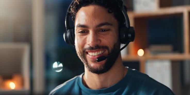 Ein freundlicher Kundenbetreuer mit Headset