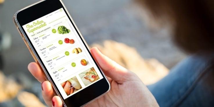 Auf einem Smartphone ist ein Lebensmittel-Shop zu sehen.