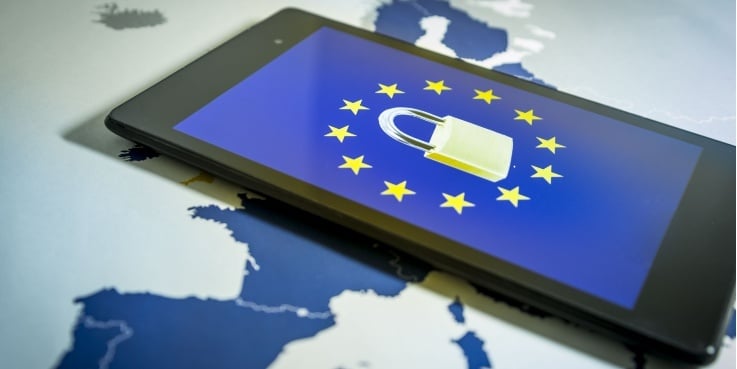 Ein Smartphone zeigt eine EU-Flagge mit einem Schloss.