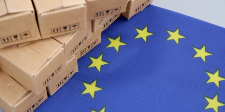 Pakete auf einer EU-Flagge