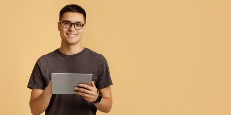 Ein Datenschutzbeauftragter hält ein Tablet in der Hand.