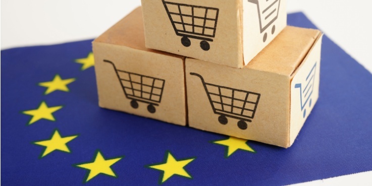 Pakete auf einer Europaflagge