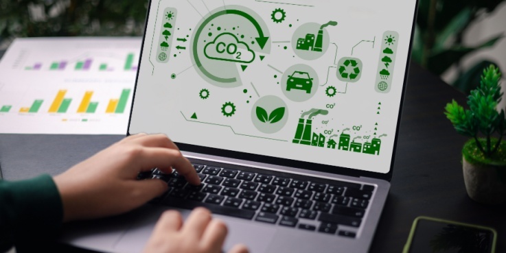 Ein Laptop zeigt ein Schaubild zum Thema Umwelt und Online-Handel.