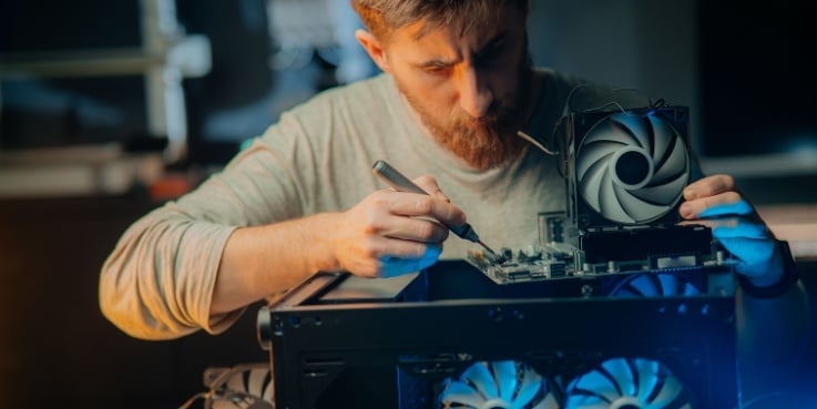 Ein Mann repariert einen PC