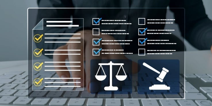 Rechtliche Symbole über einer Laptop-Tastatur