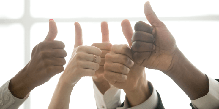 Hände mit erhobenem Daumen