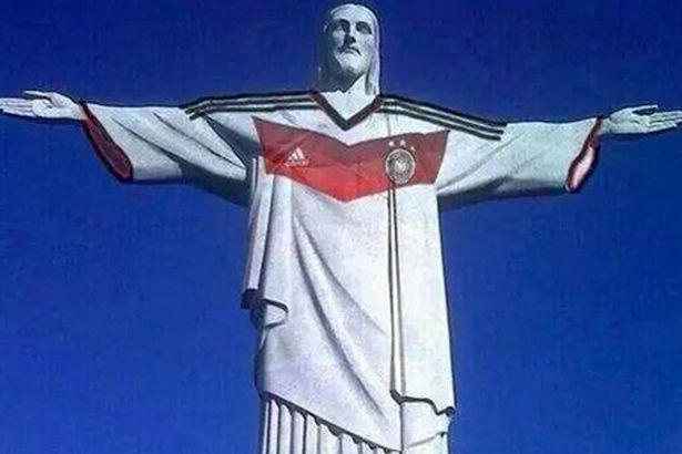 Cristo Redentor Statue in Rio De Janeiro trägt ein Deutschlandtrikot 