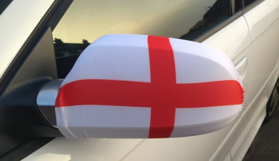 WM England Flagge an dem Seitenspiegel eines PKWs