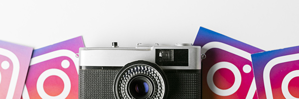 Instagram-Logos hinter einer Kamera