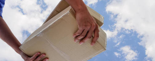 Jemand hält ein Paket in Händen.