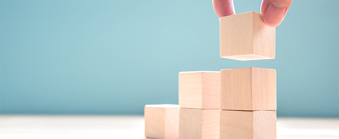 Bausteine werden aufeinander gelegt