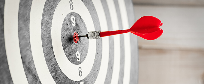 Eine Zielscheibe mit einem Pfeil in der Mitte