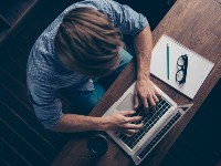 Ein Mann arbeitet am Laptop.