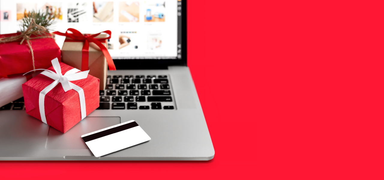 Weihnachtsgeschenke und eine Kreditkarte auf einem Laptop