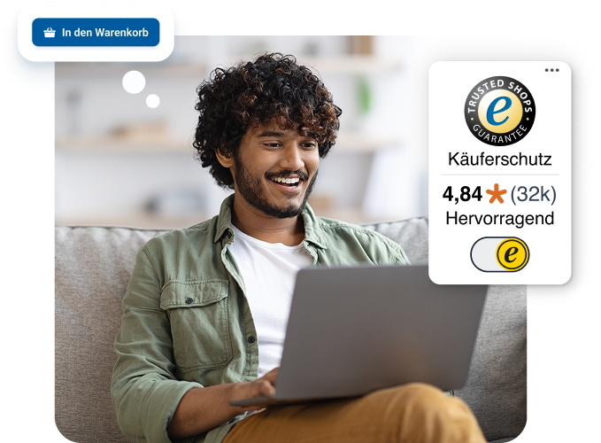 Ein Mann sitzt auf der Couch und shoppt online am Laptop. Er sieht das Trusted Shops TrustbadgeAI+ und freut sich dass er sicher einkaufen kann.